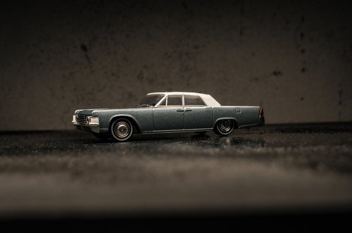 Lincoln Continental w skali 1:64 na autorskiej dioramie
