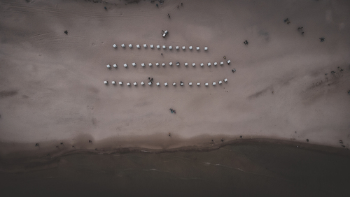 Topdown z drona plaży w Kołobrzegu - tuż przed Sanatorium Bałtyk.