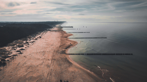 Klimatyczna plaża w Dźwirzynie - widok w kierunku Rogowa/Mrzeżyna 