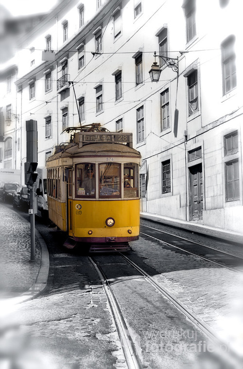 Zdjecie zabytkowej linii tramwajowej nr 28 w Lizbonie.