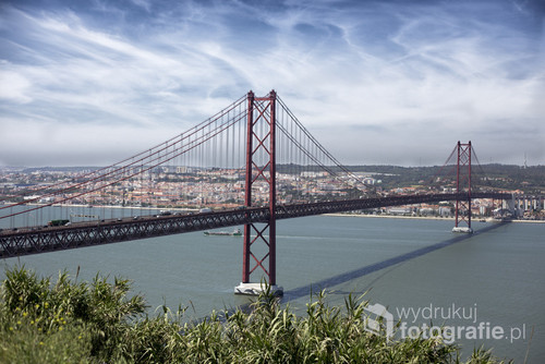 Zdjecie mostu 25 kwietnia w Lizbonie na rzece Tag.