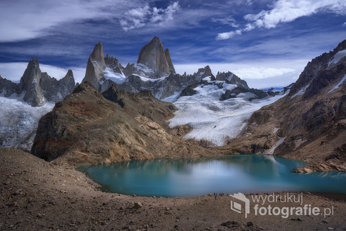 Patagonia /Argentyna / szczyt w pobliżu wioski El Chalten na południu Patagonii .Aby zobaczyć ten szczyt należy niestety odbyć kilkugodzinny treking pod górę , wyprawa na cały dzień .