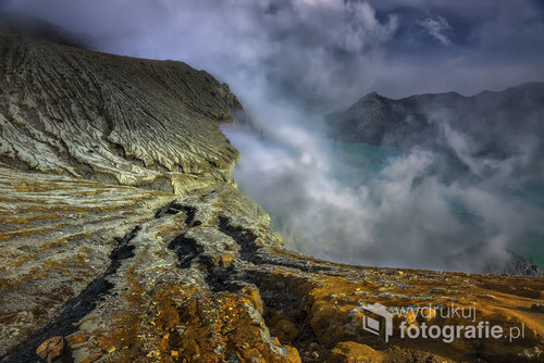 Wulkan Ijen , którego krater jest wypełniony największym siarkowym jeziorem na świecie leży ,jest czynnym wulkanem we wschodniej części Jawy największej z 17000 wysp Indonezji