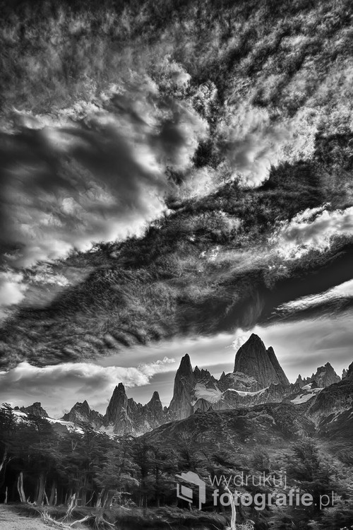 Wieczorny powrót znad Fitz Roy  -Patagonia /Argentyna / zmęczony podejściem i całym trekingiem w drodze powrotnej obejrzałem się i zobaczyłem najbardziej majestatyczne i dzikie postrzępione chmury w życiu , które tylko można spotkać jeszcze na Lofotach w Norwegii .Zrobiłem jeszcze kilka zdjęć w pośpiechu ,aby zdążyć do El Chalten  jeszcze przed zupełnym zmrokiem .