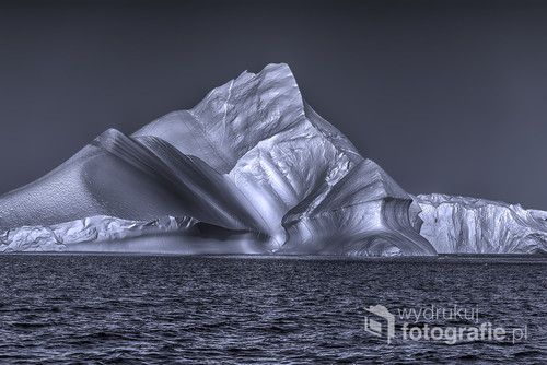 Grenlandia , w pobliżu miejscowości Ilulissat  na Morzu Baffina ,zdjęcie wykonane z kutra przedstawia cuda natury - połączenia wody i zimna .Taka góra  powstawała kilkaset lat z opadów śniegu ,spłynęła do morza , oderwała się od lodowca i ustawiła się przed moim aparatem jak cel swego istnienia .