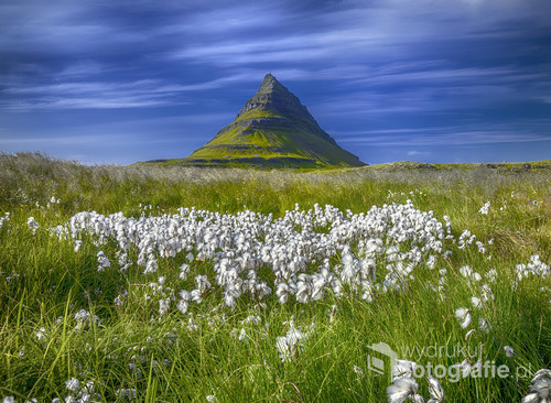 Wiosna w Islandii , półwysep Snaefellsnes  ze słynną górą Kirkjufell  tylko 463 m 