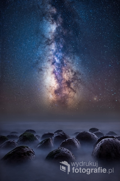 Zdjęcie zajęło 2. miejsce w konkursie Astronomy Photographer of the Year organizowanego przez Królewskie Obserwatorium Astronomiczne w Greenwich. Przedstawia wyjątkowe kamienie na wybrzeżu północnej Kalifornii i Drogę Mleczną wyrastającą na oceanem. 
