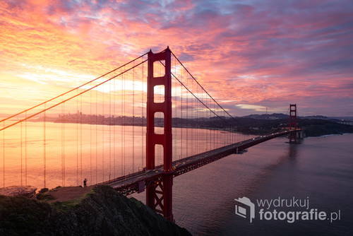 Kolorowy wschód słońca na Golden Gate Bridge w San Francisco.