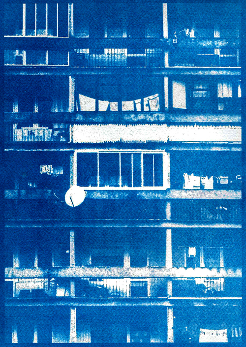 Zdjęcie balkonów bloku z wielkiej płyty wykonane zostało w cyjanotypii - szlachetnej technice fotografii. Charakteryzuję je ciekawa, ziarnista faktura papieru akwarelowego na który pędzlem malarskim został nałożony materiał światłoczuły. Gotowa fotografia po naświetleniu i wywołaniu została zeskanowana do pliku cyfrowego. 