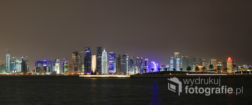 wieżowce nocą w Ad Dauha - Katar