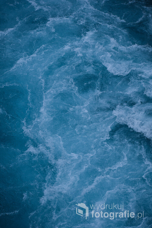 Błękitne wody Islandii wodospadu Hraunfossar