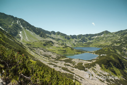 Widok na schronisko i stawy w Tatrach. 