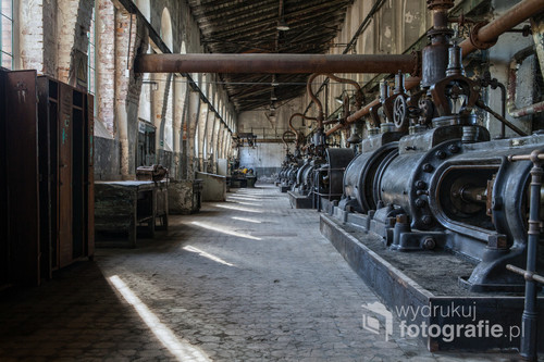 Zdjęcie nagrodzone w konkursie Ratujmy Zabytki Techniki organizowany przez Muzeum Walcownia Cynku w Katowicach. Na fotografii industrialne wnętrze fabryki i stara maszyna.