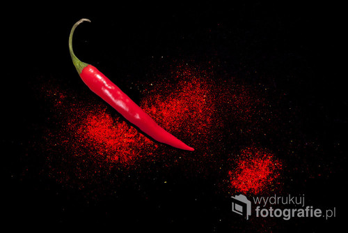 Czerwona papryczka chili na czarnym tle