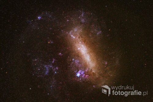 Czy wiesz, że ta największa galaktyka satelitarna Drogi Mlecznej zderzy się z nią za około 2,4 mld lat? W 964 roku perski astronom Al Sufi nadał jej nazwę Al Bakr, co oznacza 