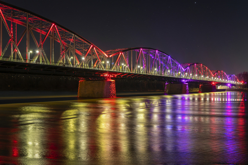 Ta długoczasowa, nocna fotografia przedstawia most im. Józefa Piłsudskiego w Toruniu.