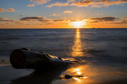 Jeszcze jeden piękny i wyjątkowo ciepły jak na luty poranek nad pięknym, polskim morzem.
Obiektyw Sigma A 24-70 f/2.8 wraz z aparatem Nikon Z6.