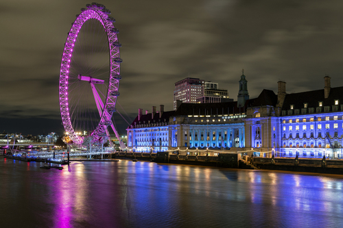 Słynny London Eye w Londynie uchwycony po zmroku. Robiąc to zdjęcie rzuciła mi się w oczy niezwykła gra kolorów podświetlonych budynków i samego koła, a także ich refleksy w wodzie. Długi czas naświetlania rozmył wodę tworząc z niej nieco abstrakcyjny obraz.