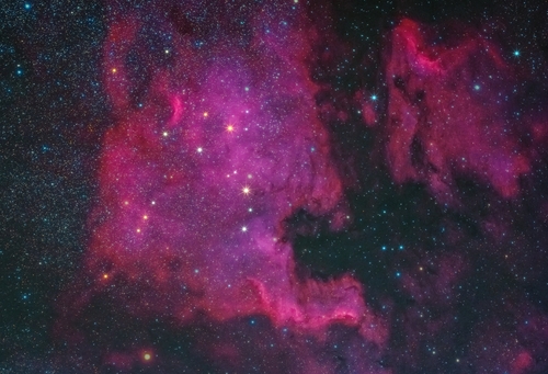 Ta astrofotografia przedstawia mgławicę Ameryka Północna NGC 7000 znajdującą się w gwiazdozbiorze Łabędzia. To jeden z prawdziwych klejnotów nieba letniego. Zdjęcie o łącznym czasie naświetlania ponad 2 godzin zostało wykonane na początku maja 2022 roku.
Teleskop RedCat 71, montaż SW EQ6 Pro, aparat Nikon D5300 modyfikowany pod astrofotografię.