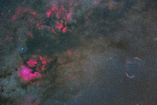 Konstelacja Łabędzia to jeden z moich ulubionych fragmentów Drogi Mlecznej. Astrofotografia wykonana genialnym obiektywem Sigma A 105mm wraz z aparatem modyfikowanym pod astrofotografię. Około godziny łącznego czasu ekspozycji pozwala wydobyć to czego nie widać gołym okiem :-)