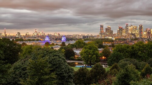 Panorama Londynu ze wzgórza One Tree Hill w Parku Greenwich. To miejsce pozwala ujrzeć stolicę Wielkiej Brytanii w naprawdę szerokiej perspektywie.