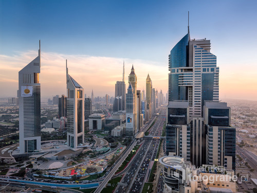 Dubaj o zmierzchu. Fotografia wykonana z 40 piętra budynku przy Sheikh Zayed Road.