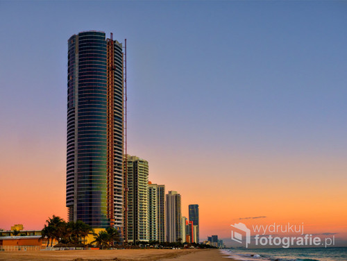 Budynki przy plaży w centrum Miami, Floryda.
Zdjęcie wykonane o wschodzie słońca. Styczeń 2016.