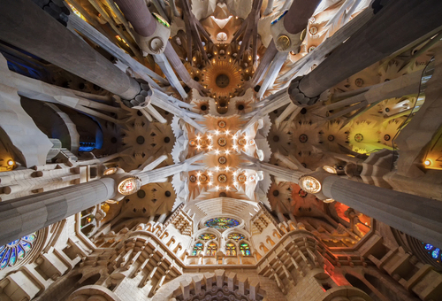 Hiszpania, Barcelona, sklepienie kościoła Sagrada Família