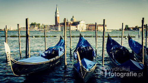 Weneckie gondole, za nimi rozległy basen Św. Marka oraz wyspa San Giorgio Maggiore.