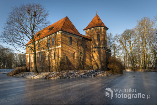 Zimowa odsłona zamku w Oporowie