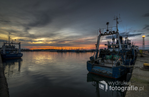 Bałtycki port po zachodzie słońca