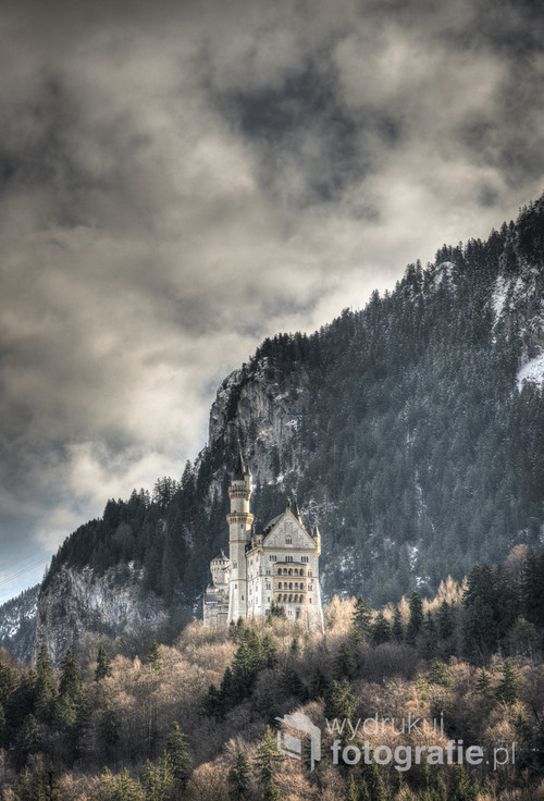 Zima w Alpach Bawarskich z widokiem zamku Neuschweistein.