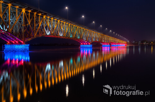 Odbicie oświetlonego mostu w Wiśle