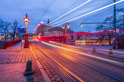 Miasto Wrocław słynie ze swych fotogenicznych mostów, wracając ze zwiedzania Ostrowa Tumskiego przechodziłem przez Most Piaskowy i w głowie urodził się kadr z przejeżdżającym tramwajem, pozostało go zrealizować i tak powstało to zdjęcie.