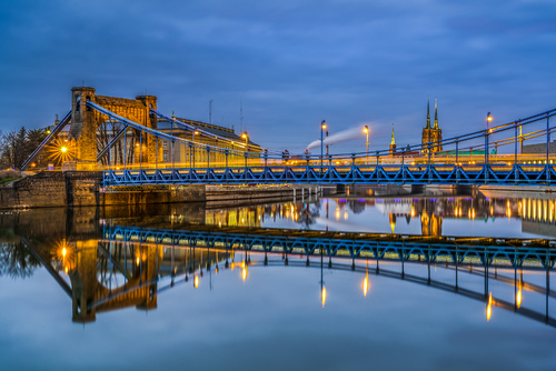 Wrocławskie mosty są bardzo fotogeniczne, najbardziej moim zdaniem jest Most Grunwaldzki, od niego zacząłem mostowy plener Wrocławia.
Przez cały dzień były warunki mało fotograficzne, ale niebieska godzina i światła miasta zawsze dodają uroku.