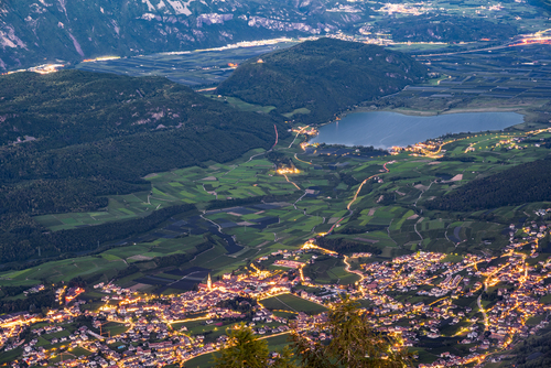 Monte Senegal w południowym Tyrolu, z tego szczytu powstało zdjęcie miasteczka Caldaro z jeziorem Lago di Caldaro.