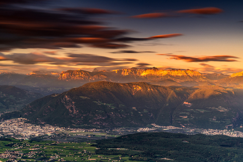 Ostatnie promienie słońca nad Bolzano w południowym Tyrolu.