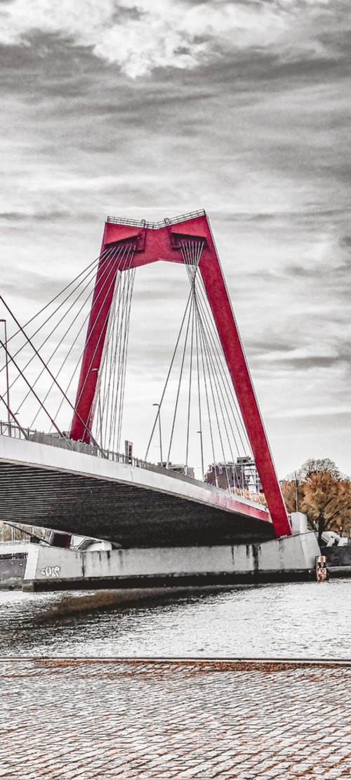 Czerwony most w Rotterdamie 