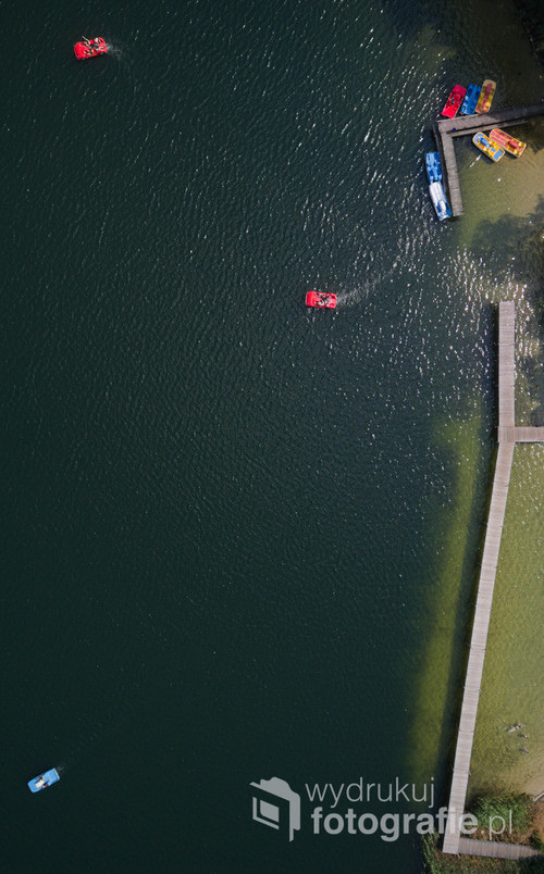 Zdjęcie zostało wykonane dronem, podczas wspaniałego letniego dnia nad jeziorem Kuźnickim w Wielkopolsce.
