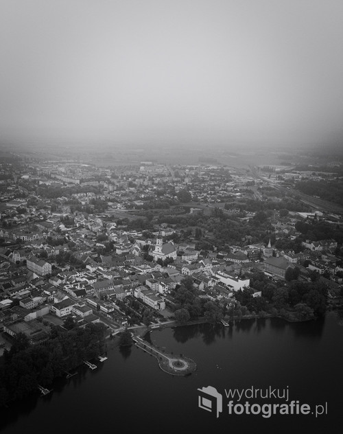 Zdjęcie zostało wykonane w mglisty czerwcowy poranek z lotu ptaka. 