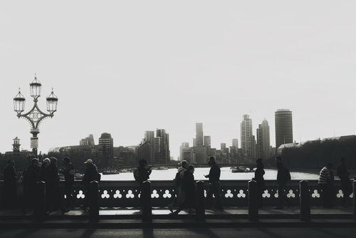 Czarno-białe zdjęcie wykonane na moście Westminster Bridge w Londynie, 2023.