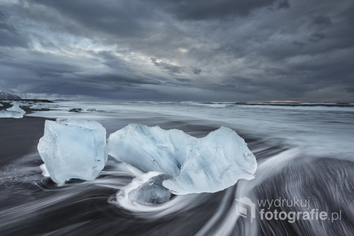 Na plaży Breidamerkursandur na Islandii można się fotograficznie zatracić. Lodowe formacje wyrzucane przez Ocean Atlantycki na czarny piasek, mają niesamowite kolory, woda tworzy kosmiczne faktury. Tylko to jedno miejsce na Islandii jest warte wyjazdu. A kraj ten oferuje znacznie więcej.

Zdjęcie zdobyło trzecie miejsce (brąz) w kategorii Natura/Woda w prestiżowym konkursie Prix de la Photographie, Paryż (P×3) 2017.

© Rafał Nebelski