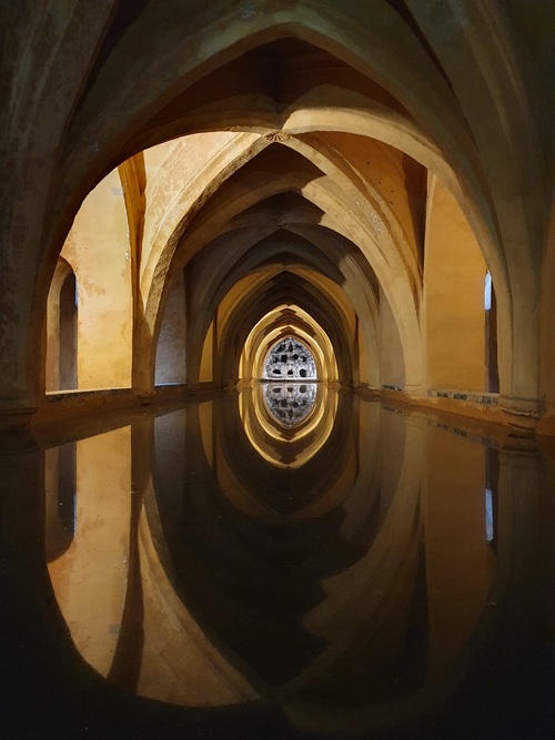 Zdjęcie wykonane w podziemiach pałacu Alcazar w Sevilli. Nie znalazłem do tej pory miejsca, które bardziej dbałoby o symetrię, jak właśnie to.