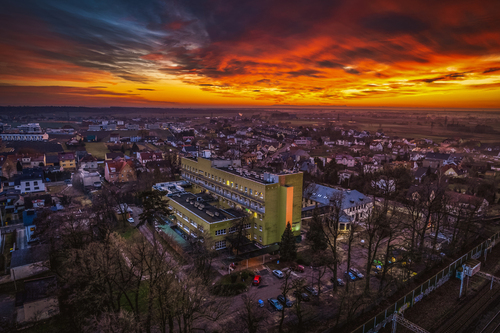 Fotografia wykonana z drona, prezentuje bardzo efektowny zachód słońca nad Opolem, a dokładniej nad Szpitalem Wojskowym.