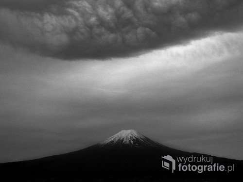 Widok na górę Fuji, Japonia. Zwycięska fotografia w Wielkim Konkursie Fotograficznym National Geographic 2018 w kategorii krajobraz. 