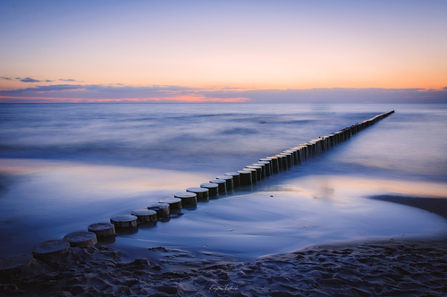 Fotografia została wykonana w Pobierowie po zachodzie słońca poprzez technikę długiego naświetlania, która nadaje fotografii niezwykły efekt rozmytych chmur oraz morskich fal. Fotografia została opublikowana również na Instagramowym profilu National Geographic.
