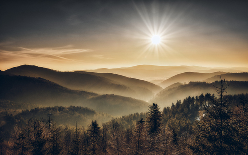Wschód słońca w Górach Wałbrzyskich. Zdjęcie wykonałem z Waligóry w Wielkanoc 2021, na horyzoncie pod słońcem widoczne pasmo Gór Sowich z dominującym szczytem Wielkiej Sowy.