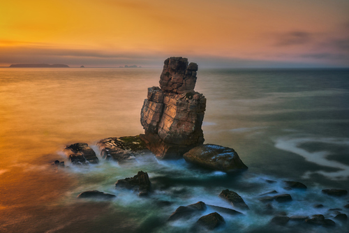 Samotna skała na południowo-zachodnim krańcu półwyspu Peniche (Portugalia), to jedno z najbardziej wysuniętych na zachód krańców Europy. Cały półwysep obfituje w fascynujące formacje skalne, szczególnie atrakcyjne w świetle zachodzącego słońca.