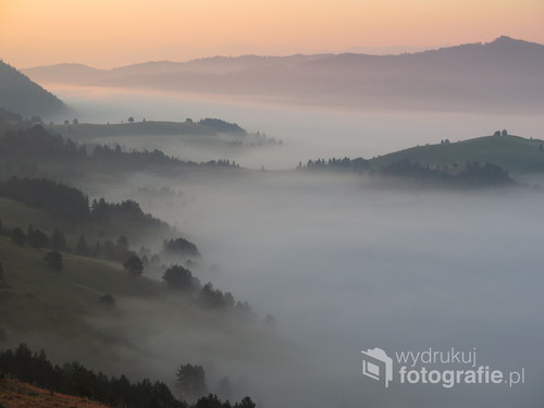 Pienińskie mgły, jesienny wschód Słońca na Wysokim Wierchu.