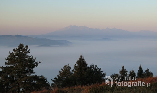 Pieniński poranek, widok z Wysokiego Wierchu w kierunku Tatr jesienią. W dole widoczna inwersja chmur.